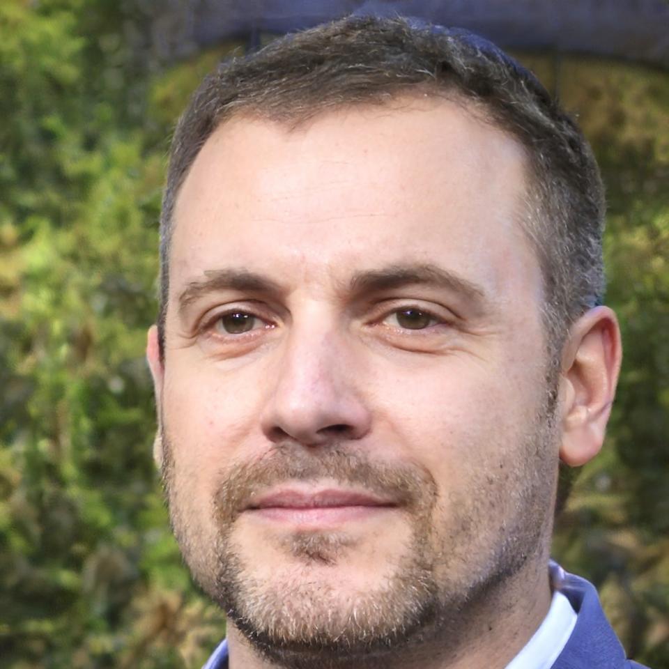 Retrato de Carlos Mendoza, especialista en análisis predictivo financiero